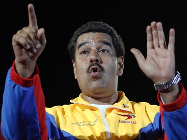 Maduro cumple: Golpea a la burguesía vendepatria